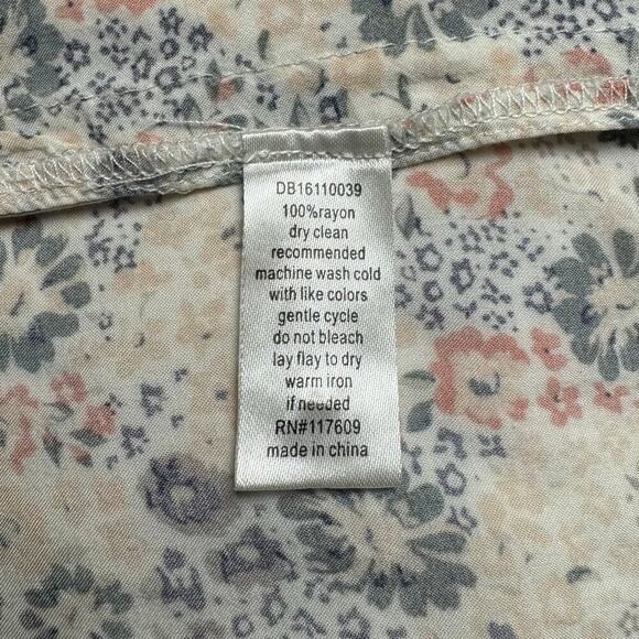 DE Collection Smocked Floral Blouse - Size L - Picture 7 of 8